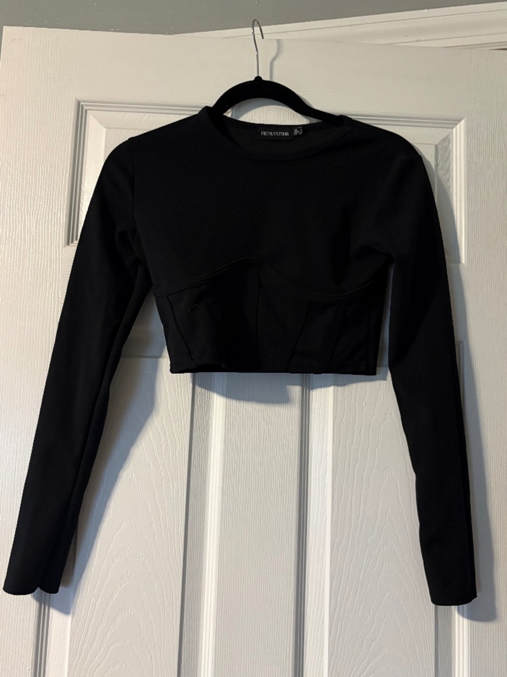 PRETTY LITTLE THING - black long sleeve crop shirt